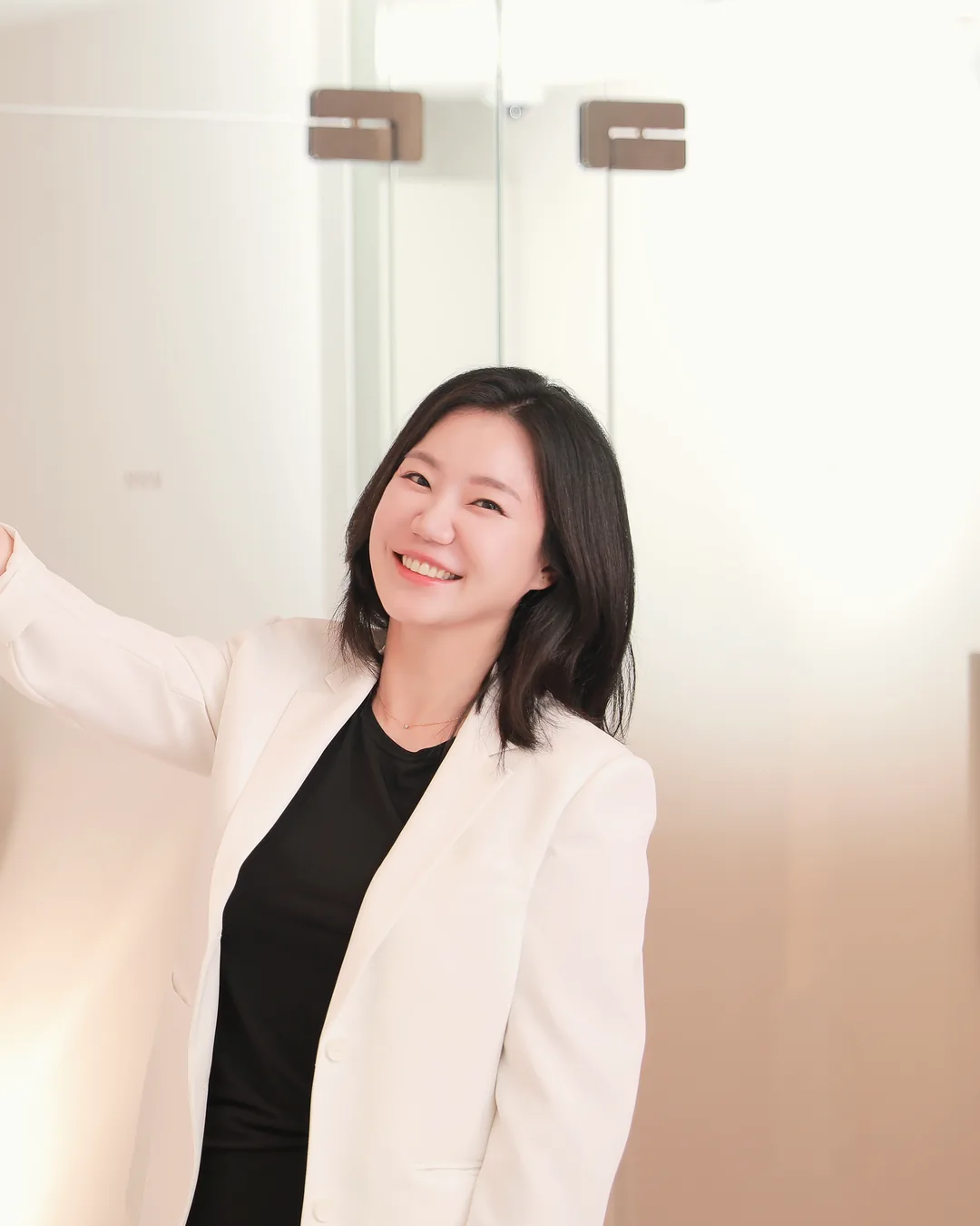 병원을 안내하는 이지영 원장